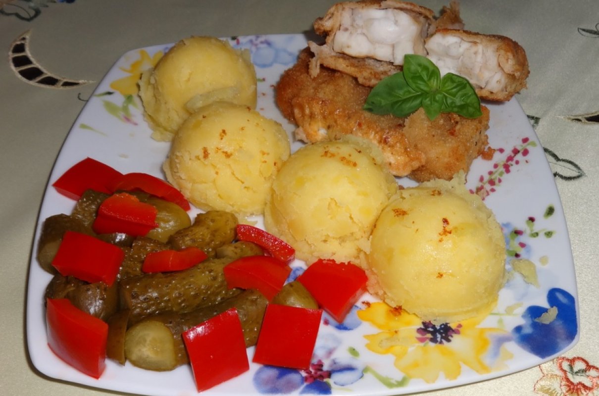 Smażona Miruna, ziemniaki i marynowane ogórki z papryką.
