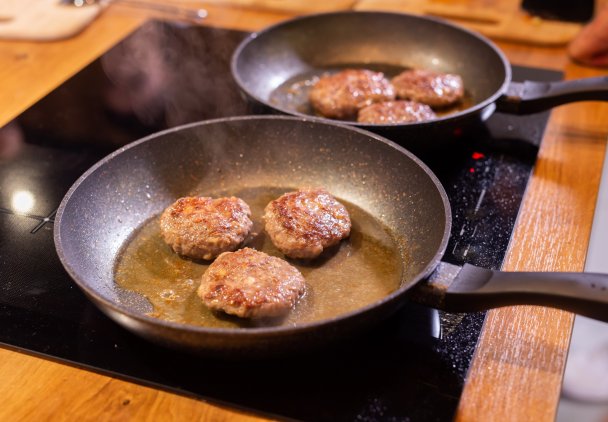 Dlaczego kotlety mielone rozpadają się podczas smażenia? Wystarczy zastosować prostą zasadę