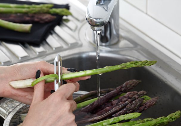 Kiedy obierać szparagi? Oszczędź sobie pracy, bo nie zawsze jest to potrzebne