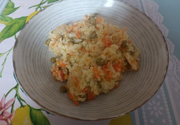 Ryż smażony z jajkiem i warzywami