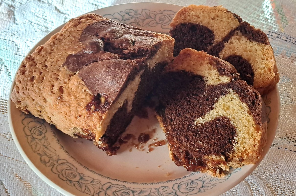 Babka dwukolorowa z powidłami śliwkowymi