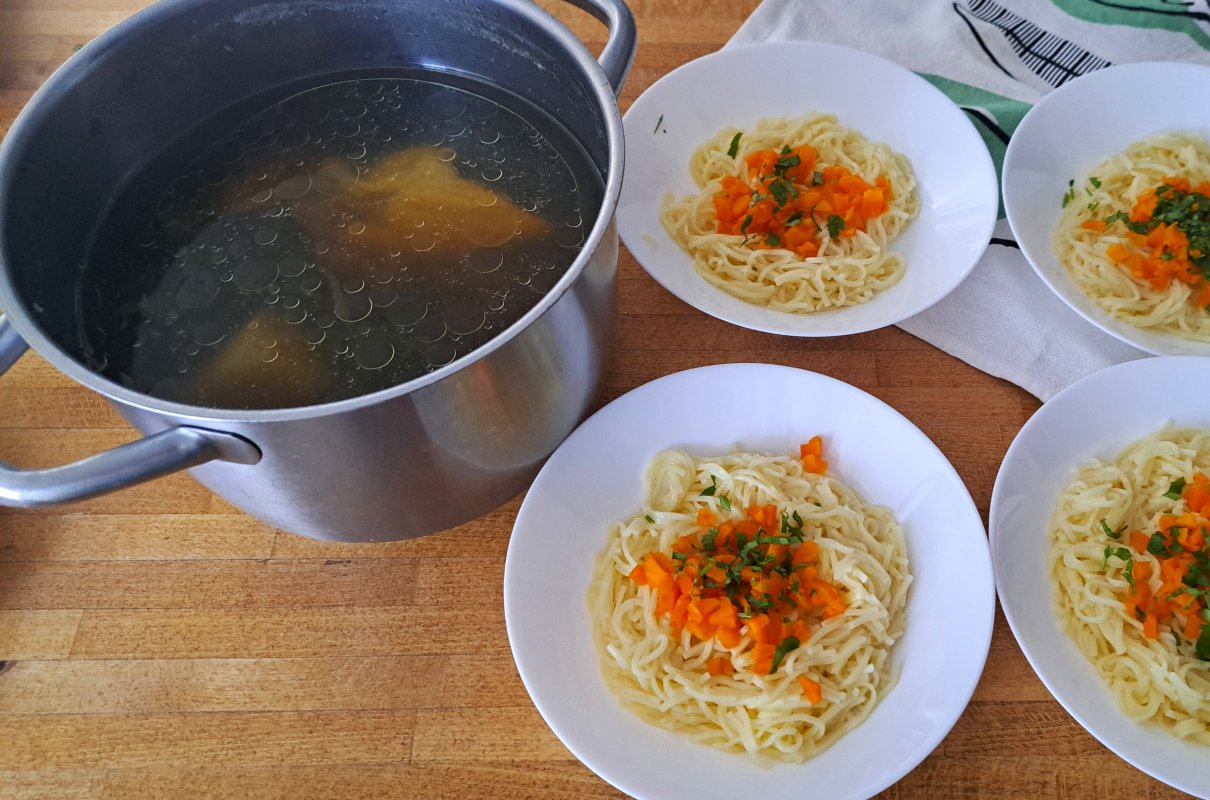 Rosół z mięsa drobiowego i warzyw