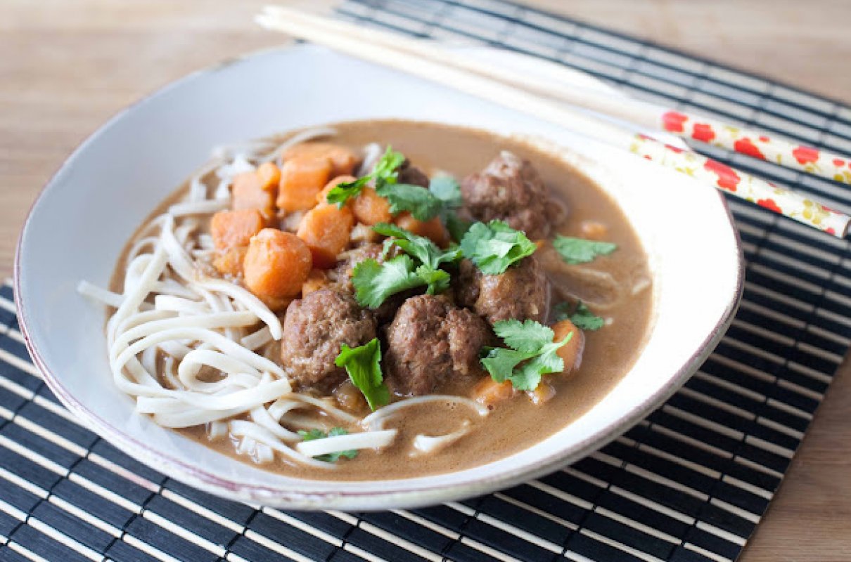 Zupa curry z klopsikami i batatem