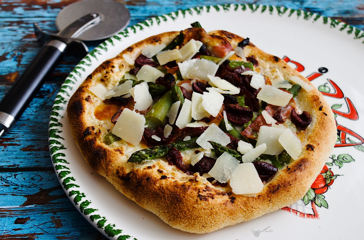 Pizza bianca ze szparagami i parmezanem