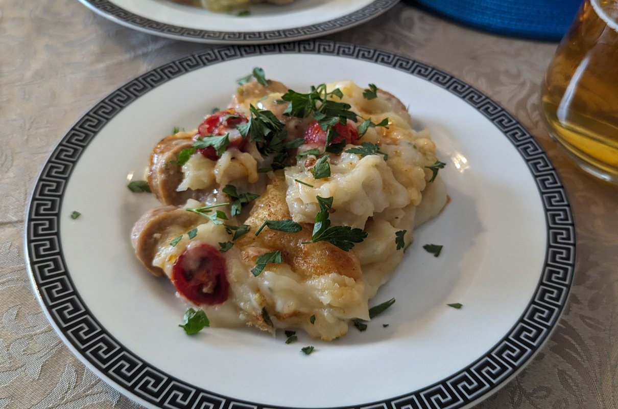 Kiełbaski zapiekane w ziemniakach