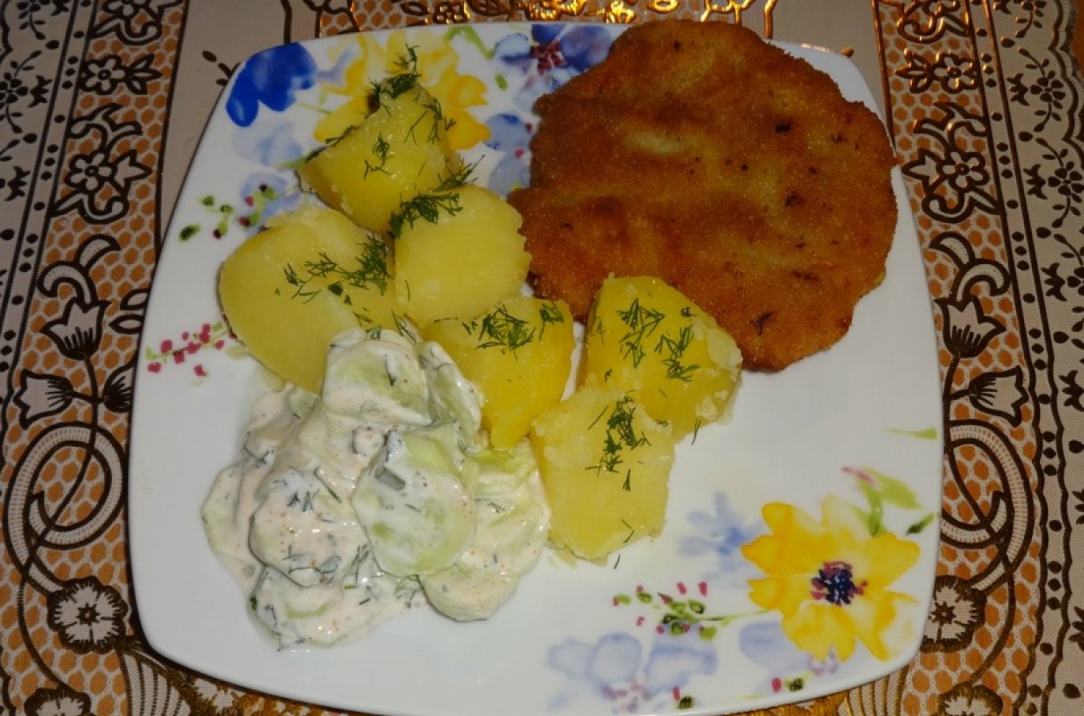 kotlet-schabowy-m-ode-ziemniaki-i-mizeria-z-og-rk-w