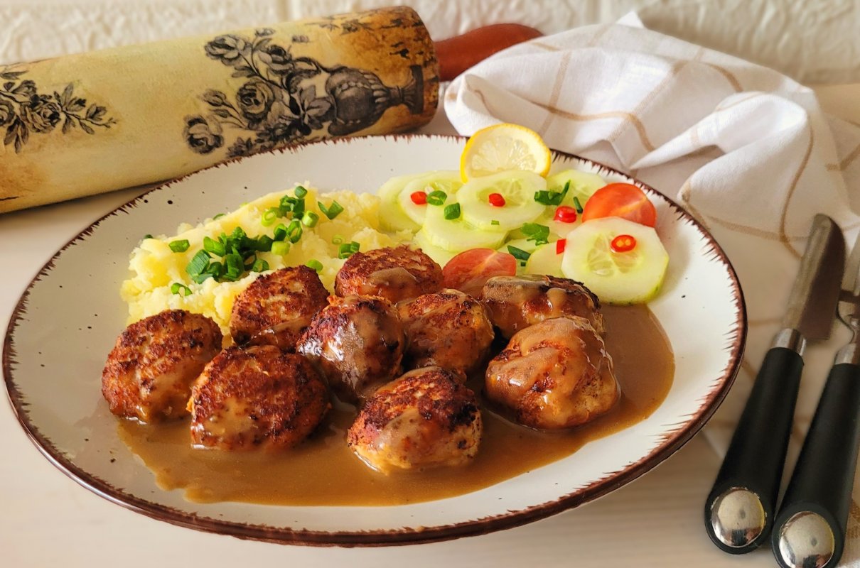 Szwedzkie klopsiki w ciemnym sosie