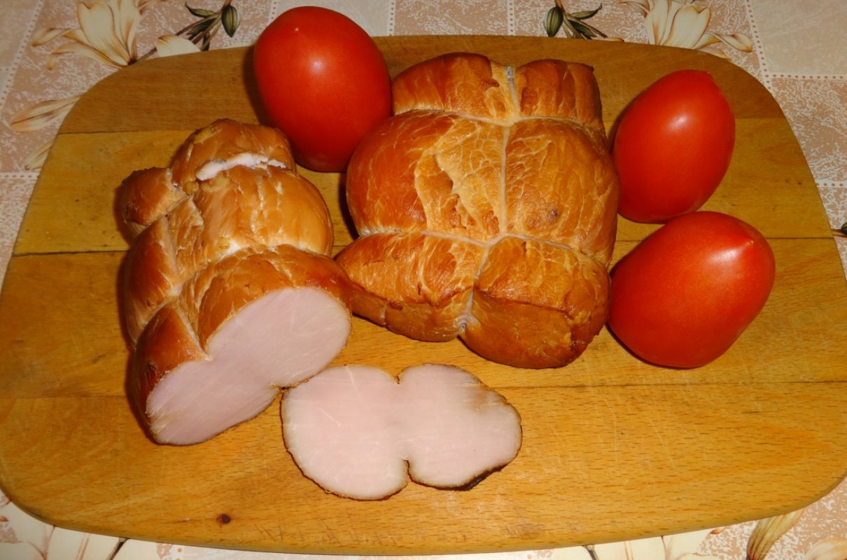 Kawałki schabu wędzone na zrębkach olchy.