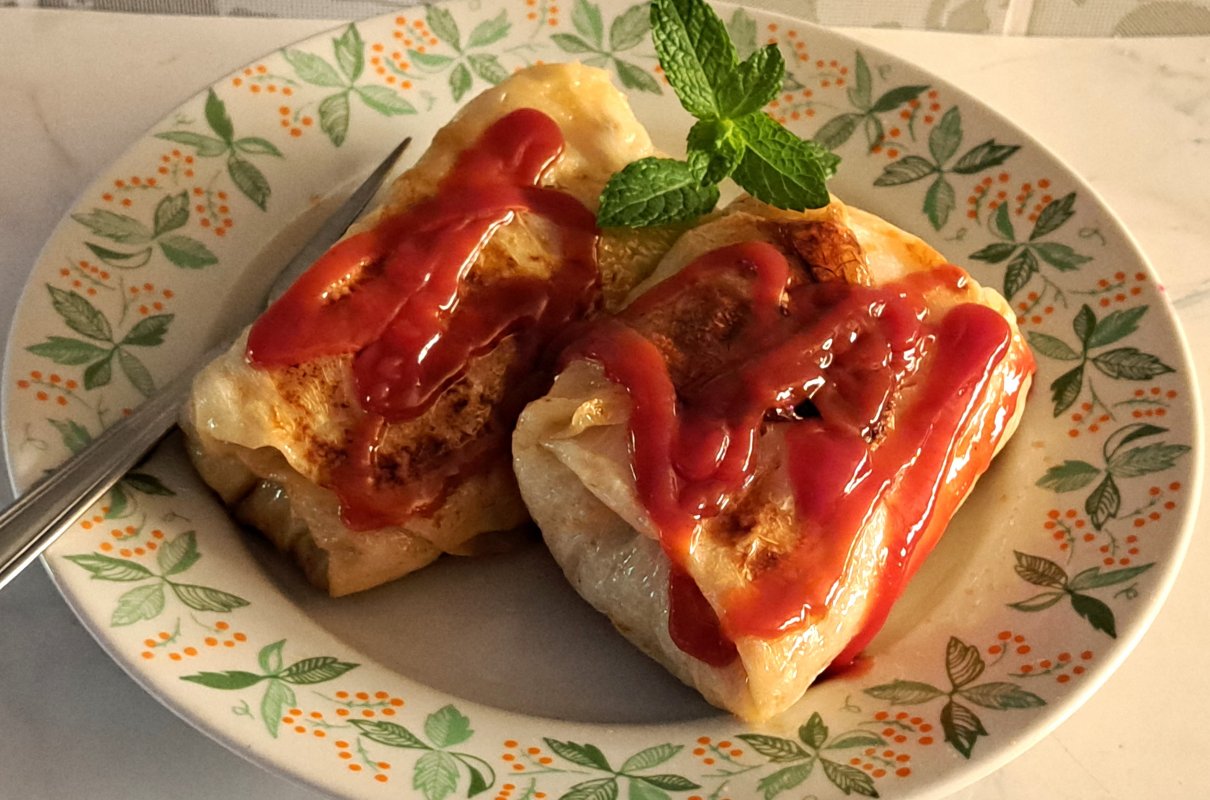 Gołąbki podsmażane i polane keczupem