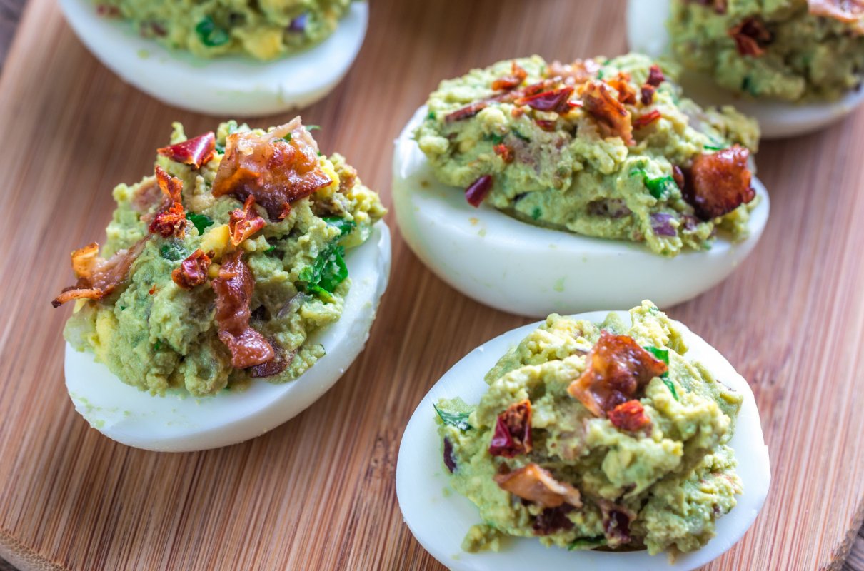 keto jajka faszerowane z awokado