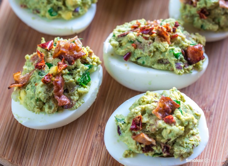  Jajka faszerowane awokado i suszonymi pomidorami 