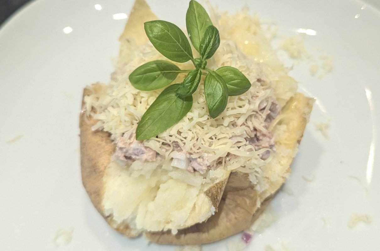 Pieczone ziemniaki z tuńczykiem i serem