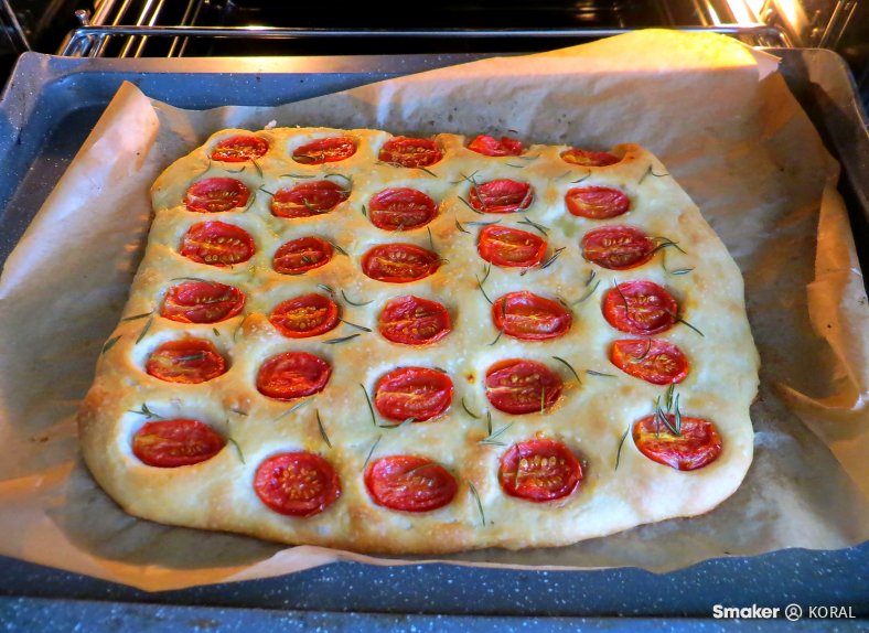  Focaccia z pomidorkami i rozmarynem 