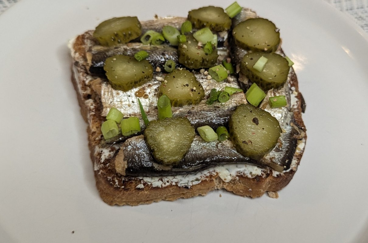 Tost z sardynkami