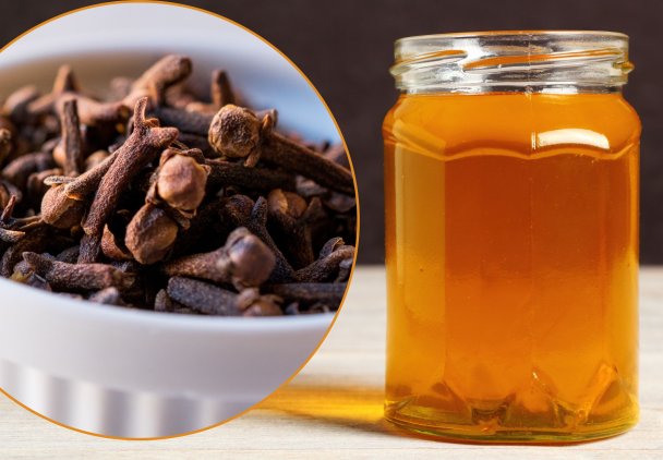 Domowy syrop z goździków i miodu