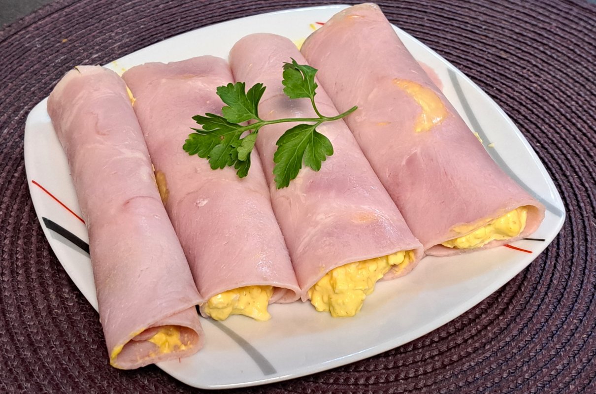 Roladki z szynki z pasta jajeczną