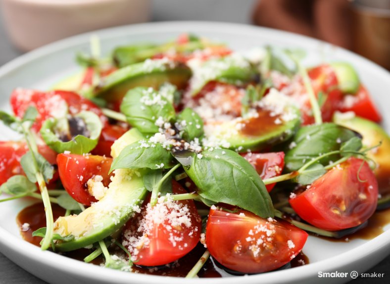  Sałatka z awokado i parmezanem 