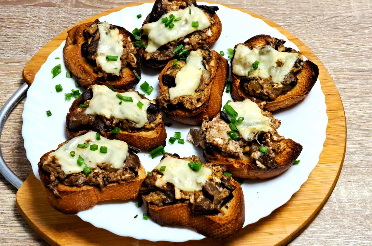 Mini zapiekanki na grzankach
