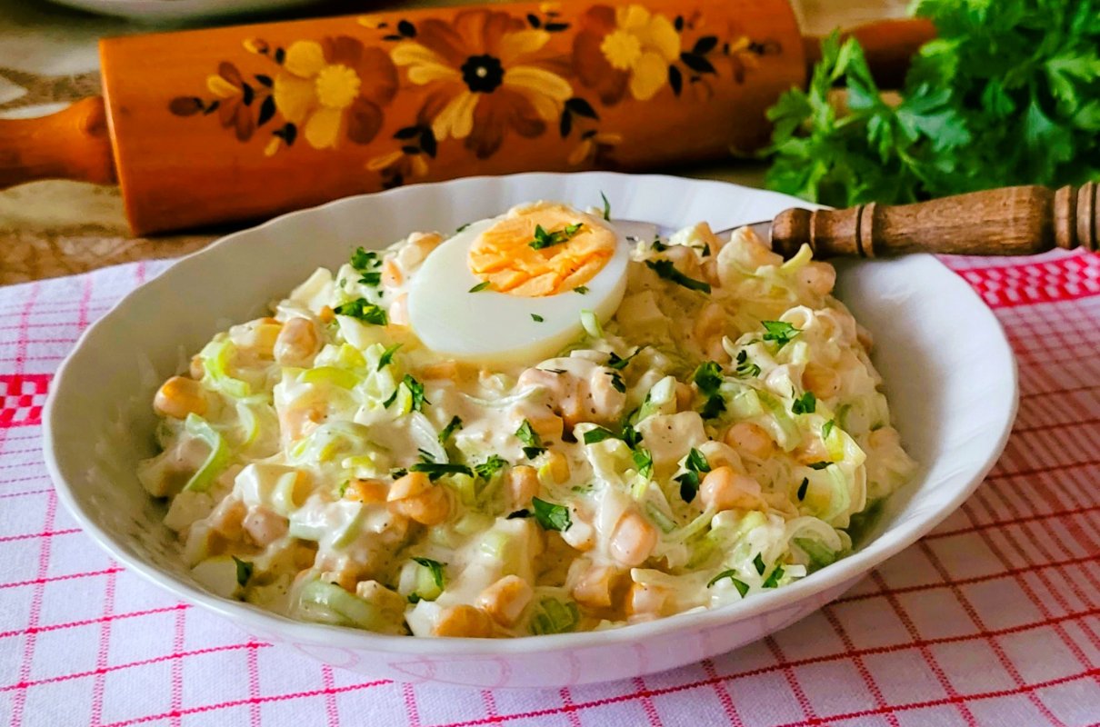 Sałatka z pora, kukurydzy i jajek