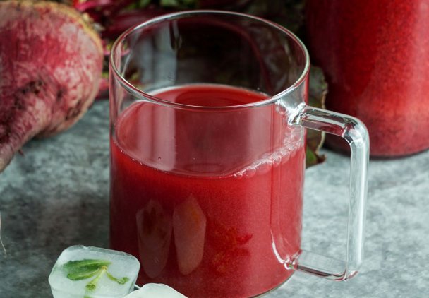 Obniża poziom cholesterolu, chroni wątrobę przed toksynami. Co można dodać do soku z buraka?