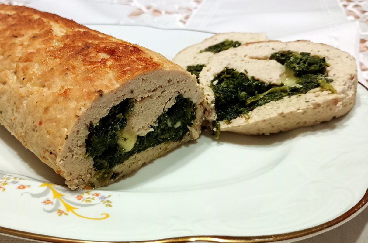 Rolada z mięsa mielonego indyczego ze szpinakiem i mozzarellą