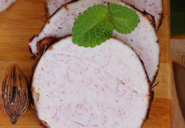 Daleki krewny polskiego ziemniaka. Pomaga usunąć nadmiar wody z organizmu, walczyć ze stresem, wzmacnia odporność