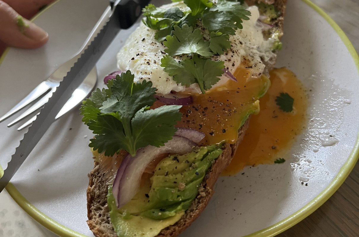Tost z awokado i jajkiem w koszulce