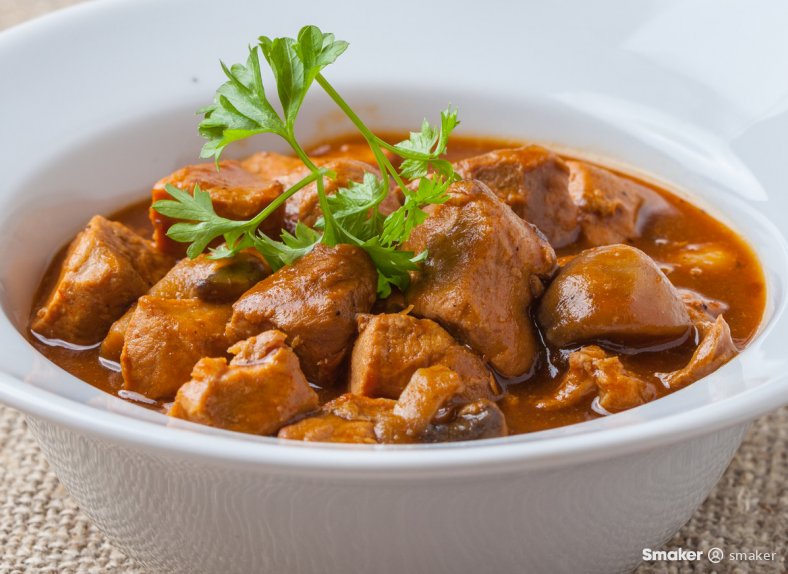  Gulasz z karkówki i pieczarek 