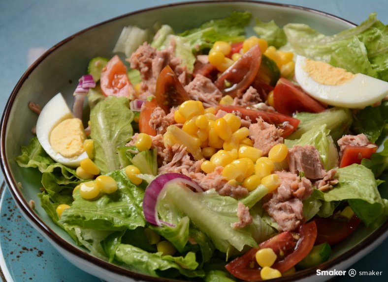  Prosta sałatka z tuńczykiem i jajkiem 