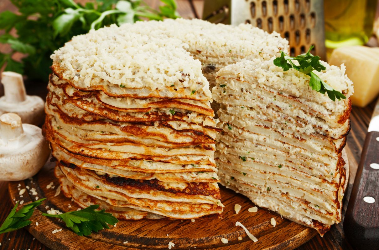 Wytrawny tort naleśnikowy