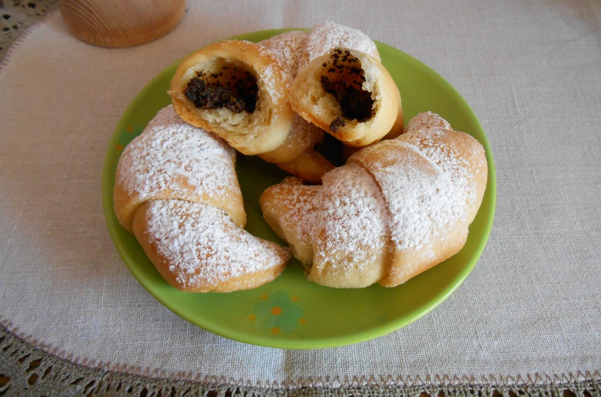 Rożki drożdżowe z makiem