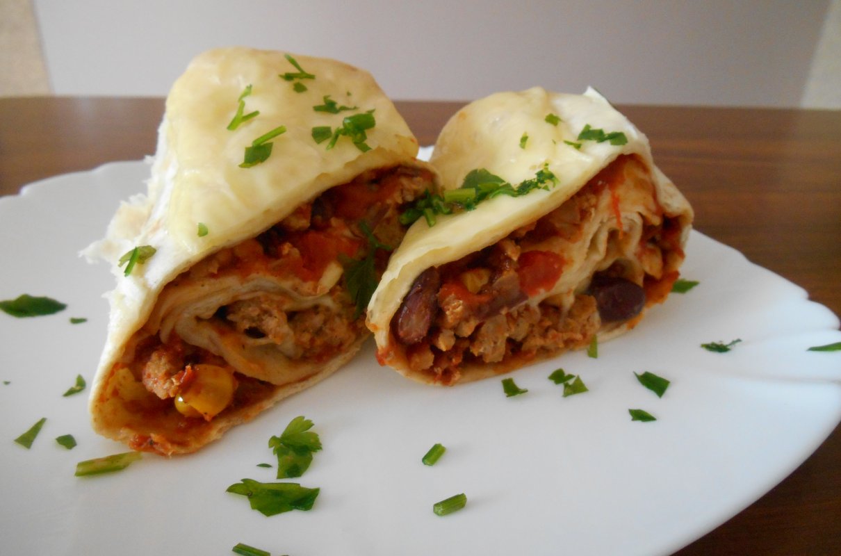 Zapiekane burrito z mięsem mielonym