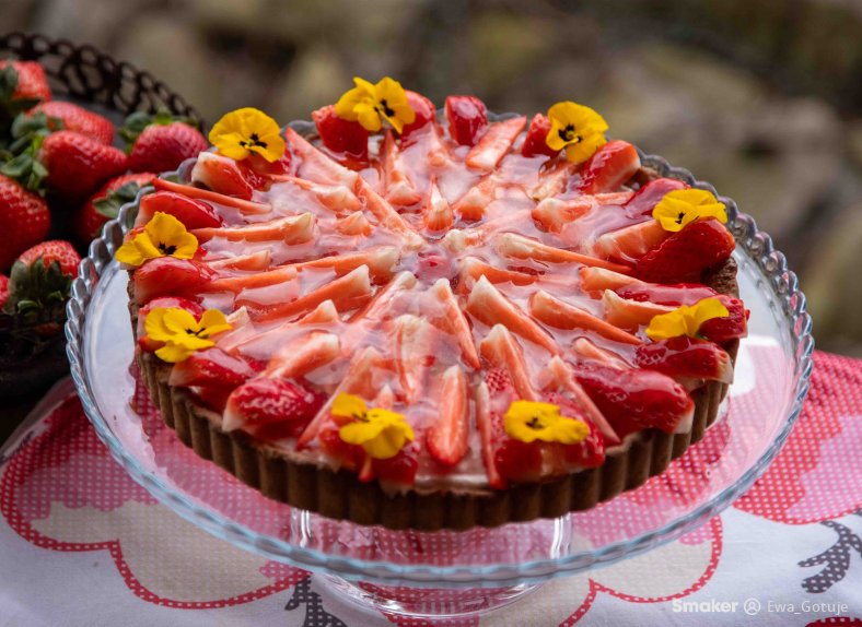 Tarta z kremem różanym i owocami pod glazurą Ewy Wachowicz
