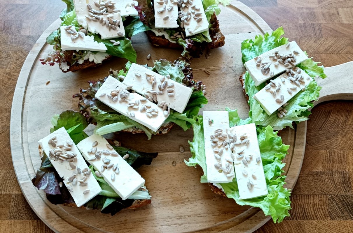 Kanapki z fetą i zieloną sałatką – LowCarb