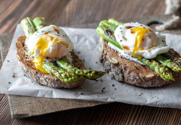 Szparagi na śniadanie. Zdrowy i sycący posiłek na cały dzień