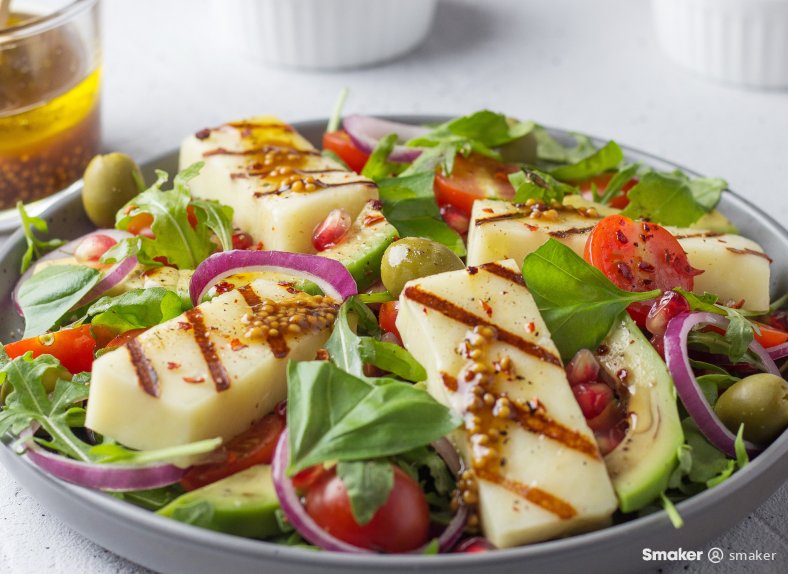  Sałatka z serem halloumi 