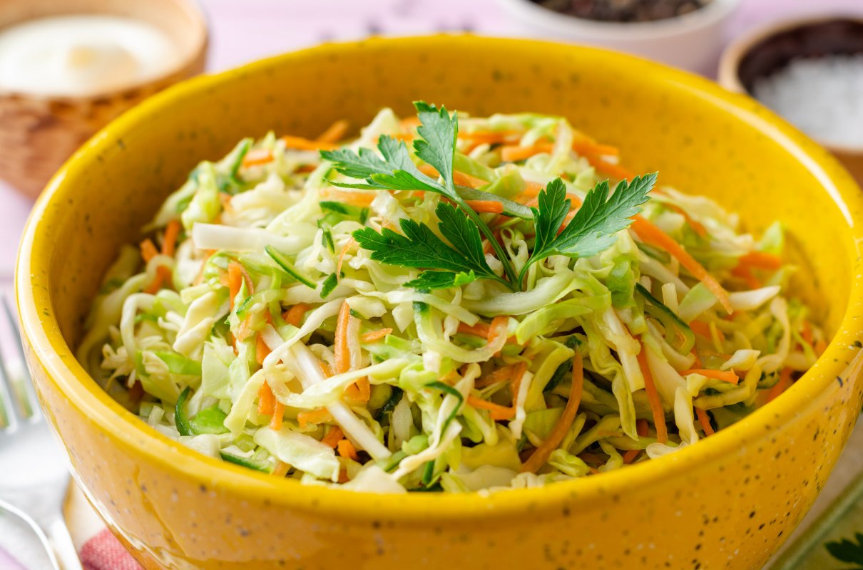 Najlepsze surówki z młodej kapusty. Pomogą w walce ze zbędnymi kilogramami