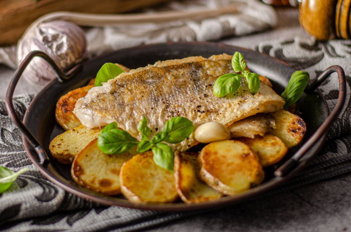 Ma dużo selenu, dobrych tłuszczów i jest chuda. Ryba odpowiednia nie tylko dla seniorów