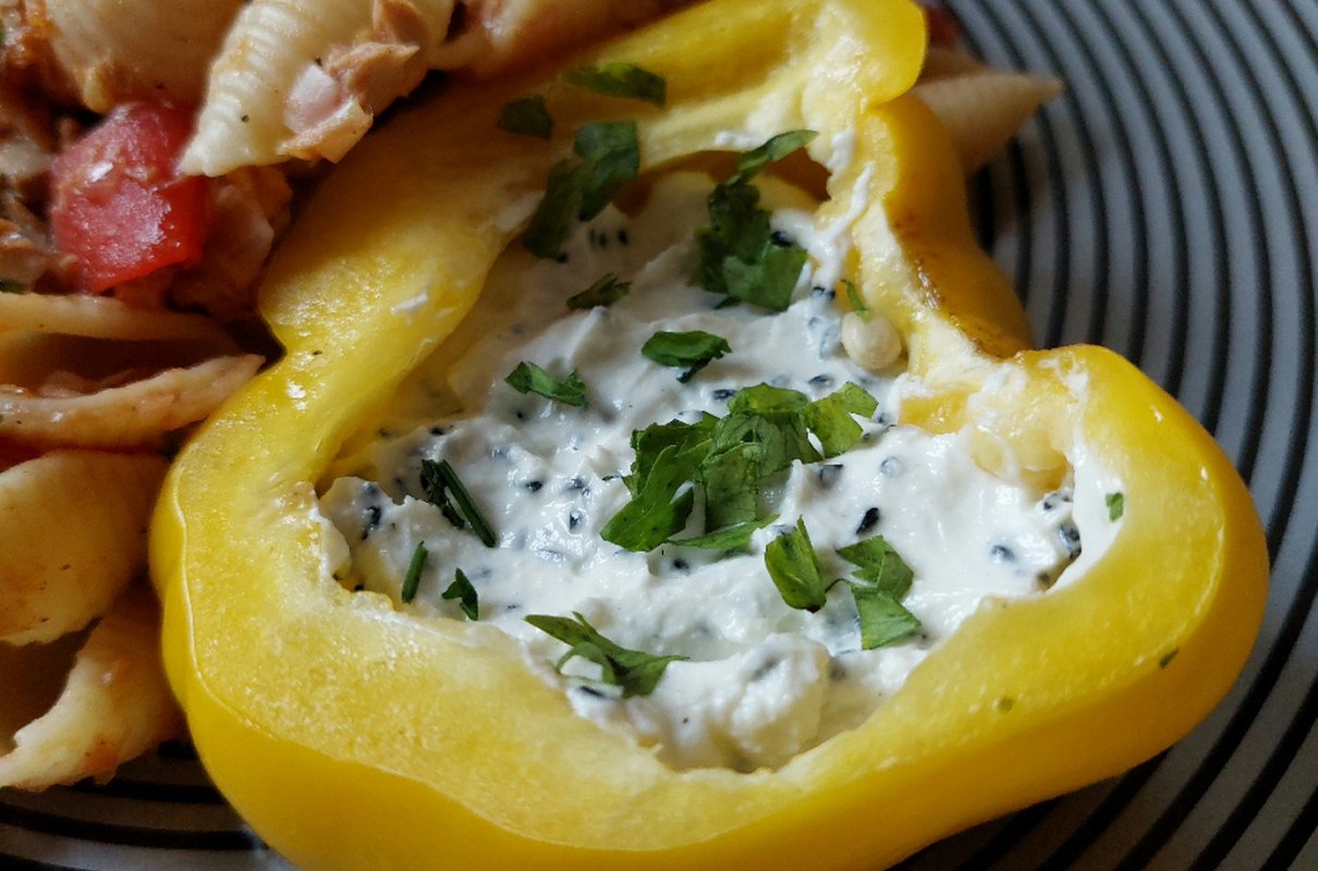 Grillowana papryka z serem feta i czarnuszką