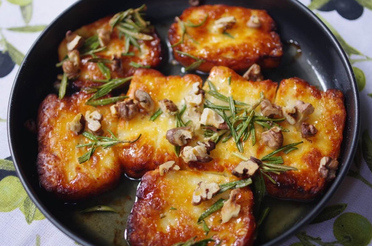 Halloumi pieczony w airfryerze, sam lub z miodową polewą