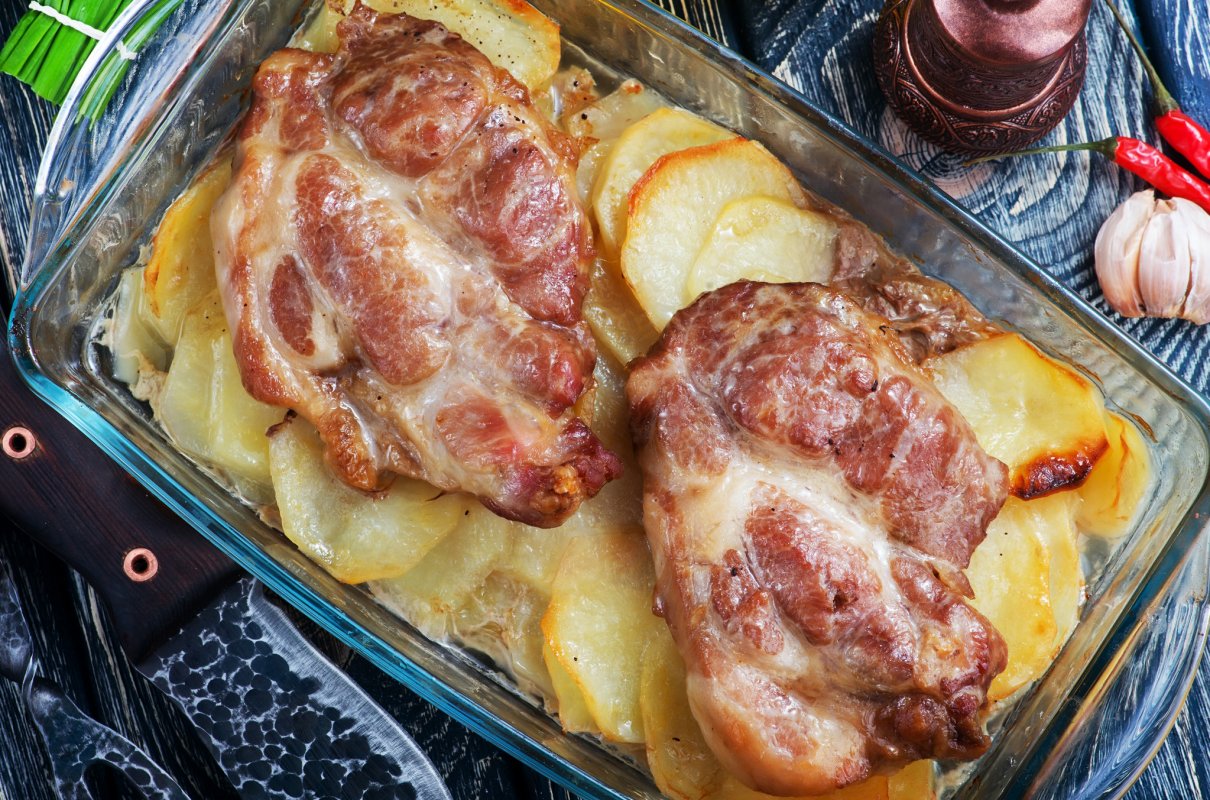 Karkówka pieczona na ziemniakach