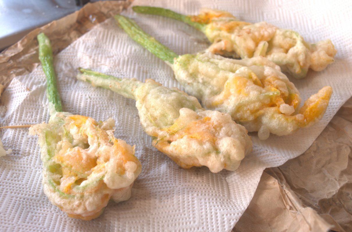 Kwiaty, które można piec, faszerować, a choćby marynować. Mają dużo błonnika i witaminy A