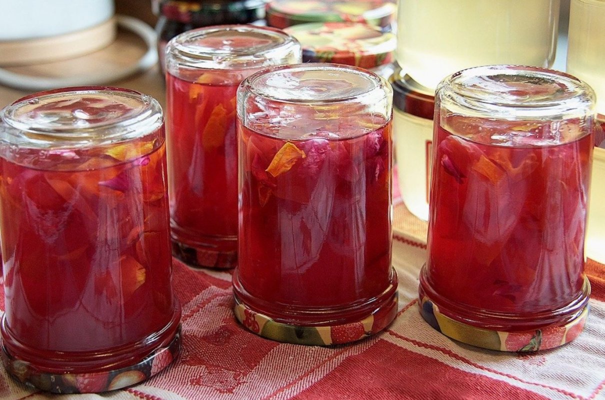 Rabarbar na zimę. Nietypowe przetwory, które przywołują smak lata