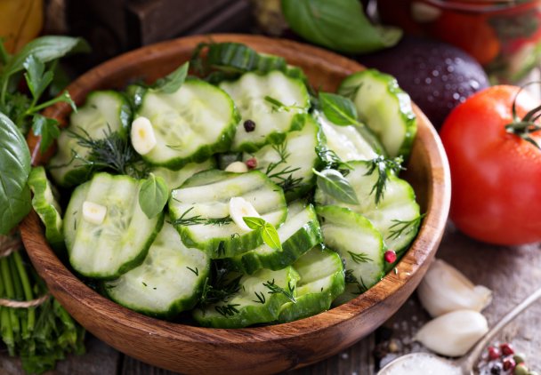 7 najlepszych sałatek z ogórków. Będziesz rozdawać te przepisy koleżankom