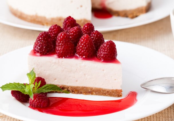 Najlepsze ciasta z malinami. Bez pieczenia, zrobisz raz-dwa