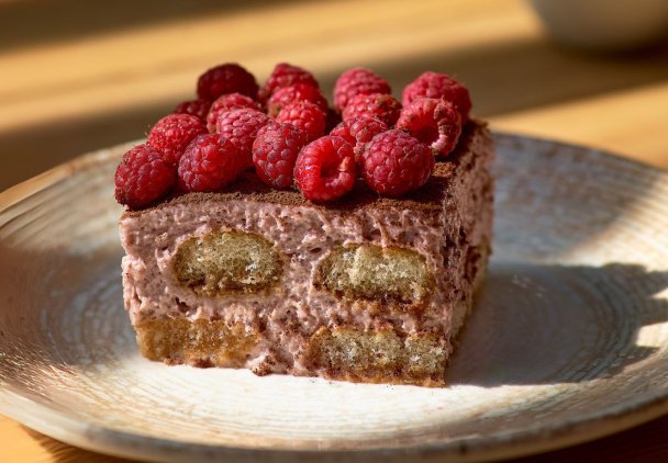 Włoski deser w letniej wersji. Orzeźwiające tiramisu z jagodami, malinami lub mango