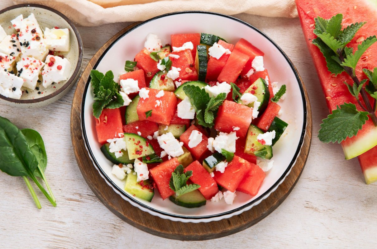 Letnie sałatki z arbuza. Lekkie, orzeźwiające i idealne na upał