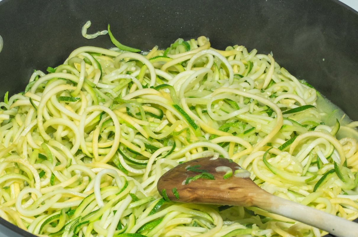 Bez mąki i jajek. To najlepszy i najzdrowszy makaron, jaki zjesz latem