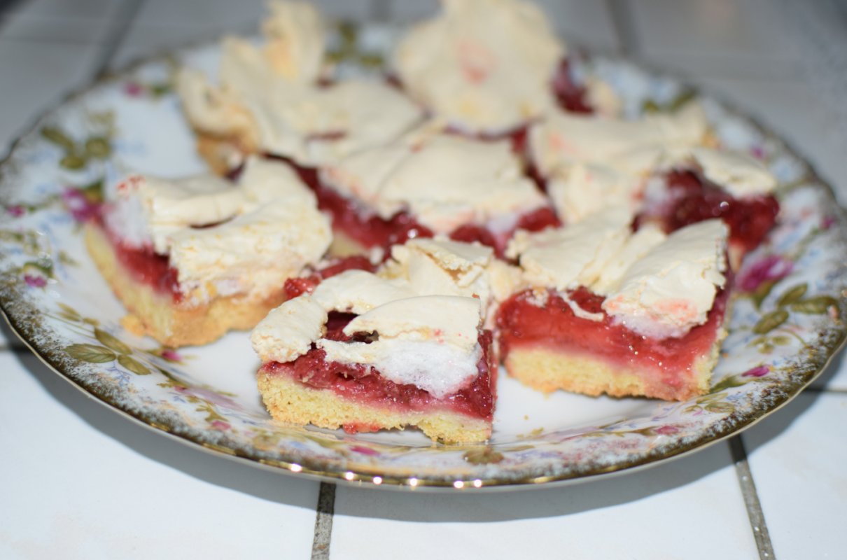 Ciasto ze śliwkami i bezą