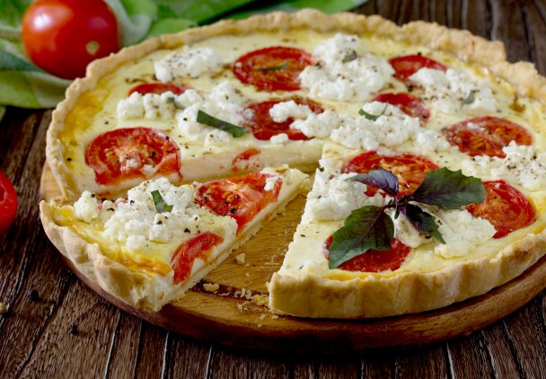 Francuzi jedzą na przystawkę, ale może być sycącym obiadem. Quiche w trzech wydaniach